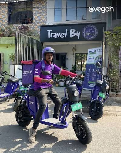 Rider collecting a quick-commerce order