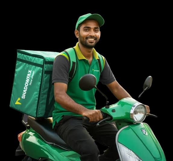 Logistics rider with parcel carrier