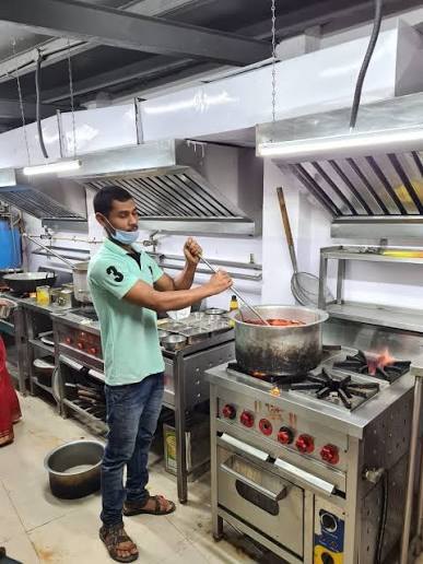 Cloud kitchen operator cooking to order